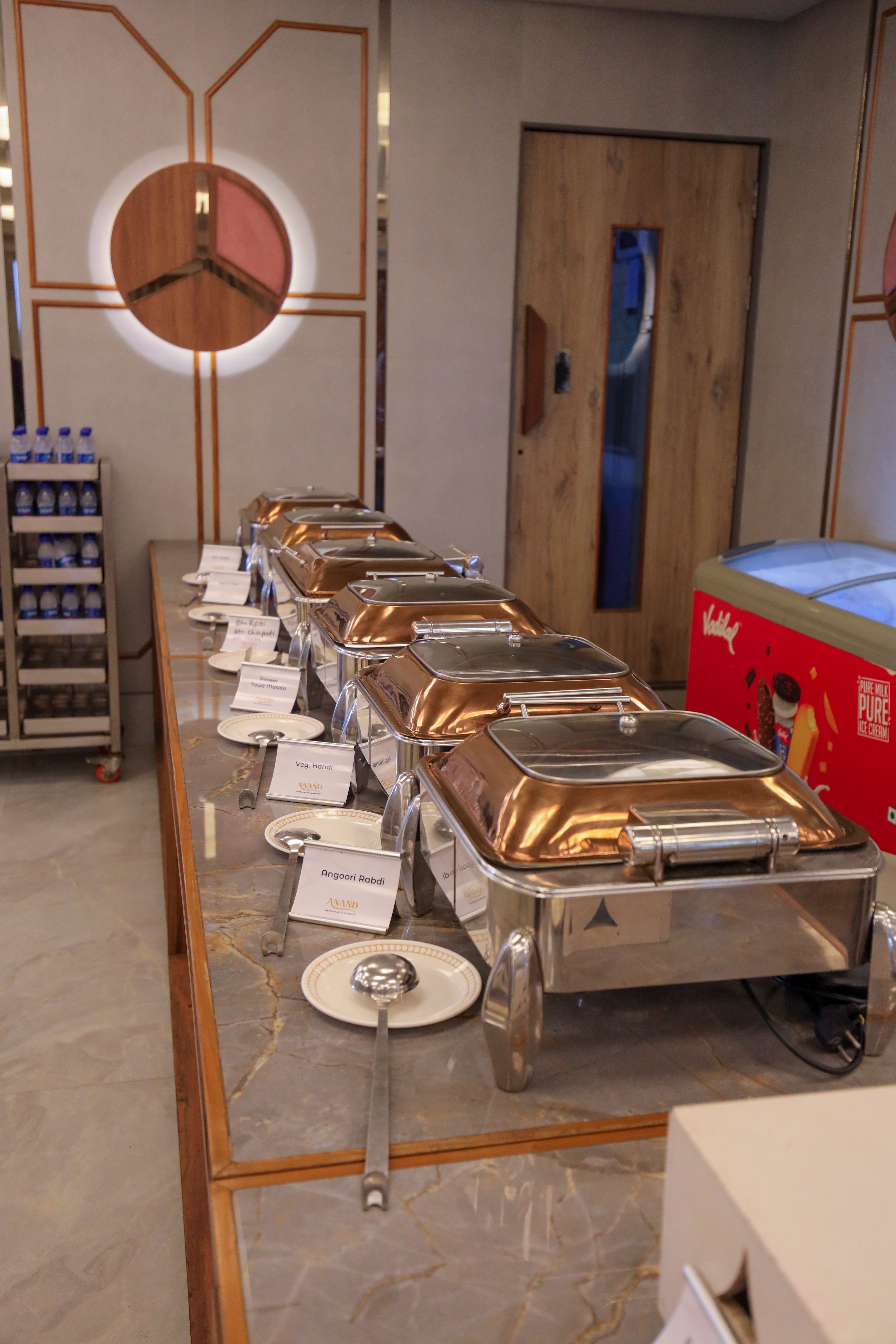Mesa de buffet montada com rechauds e decoração elegante, representando a estrutura inicial de um buffet