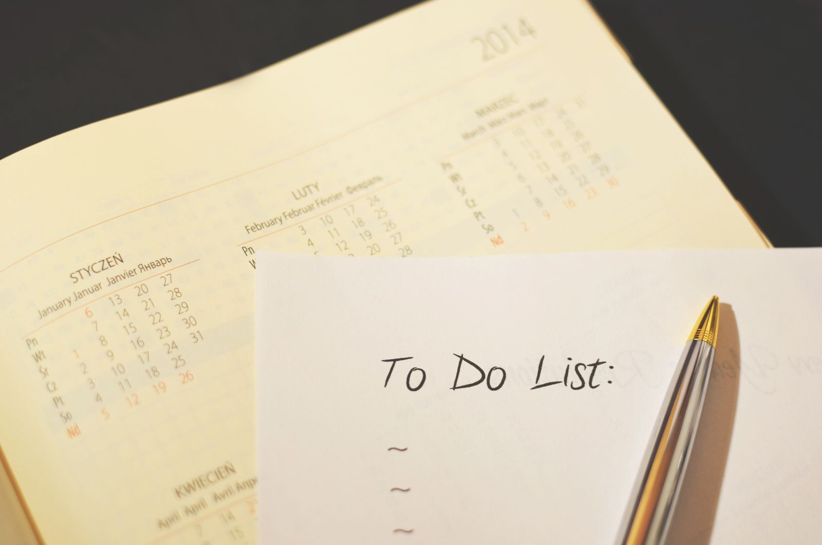 Checklist e calendário sobre a mesa para planejar o primeiro evento de festa